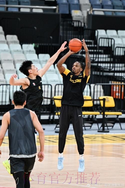 广厦官方分享球队训练图集:布朗和未跟队年轻球员训练结束 广厦官方分享球队训练图集:布朗和未跟队年轻球员训练结束