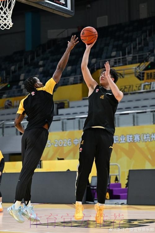 广厦官方分享球队训练图集:布朗和未跟队年轻球员训练结束 广厦官方分享球队训练图集:布朗和未跟队年轻球员训练结束