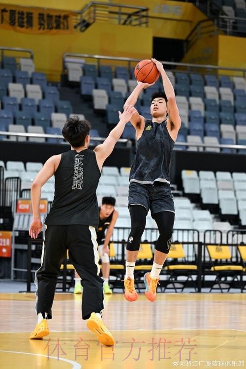 广厦官方分享球队训练图集:布朗和未跟队年轻球员训练结束 广厦官方分享球队训练图集:布朗和未跟队年轻球员训练结束